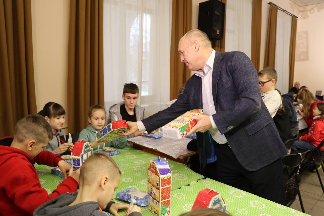 Роздача подарунків дітям