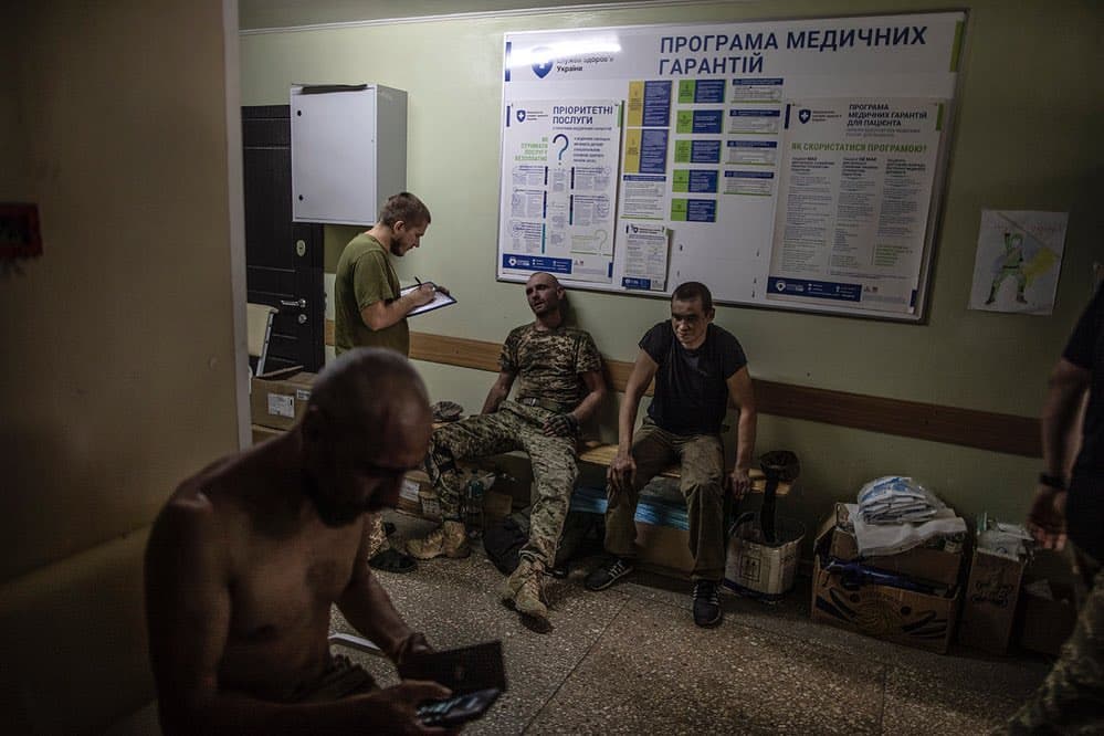 Українські бійці у польовому госпіталі