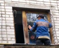 У Кременчуці відновили вікна у будинках, які постраждали внаслідок теракту в «Амсторі»