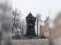 Пам’ятник на місці відпочинку Петра I у Полтаві перетворили на ялинку