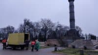Червону фарбу з Монумента Слави у Полтаві змивають комунальники