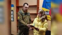 Державні відзнаки полеглого воїна з Маріуполя передали його доньці, яка нині мешкає на Полтавщині