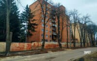 Поблизу студентських гуртожитків у Полтаві почали спилювати дерева через скарги місцевих