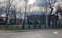 Комунальники пиляють дерева за екскінотеатром імені Котляревського в Полтаві (ФОТО)