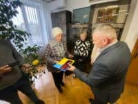 Доньці та матері українських захисників з Полтавщини передали їхні нагороди
