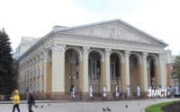 Фасад полтавського театру імені Гоголя відремонтують: руйнується тинькування, а на стінах патьоки (ФОТО)