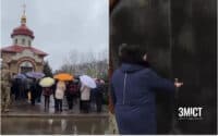 У громаді на Полтавщині священник ПЦУ відспівує померлих у дворах церков, бо храми належать московському патріархату