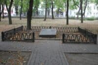 Могилу комуністам у центрі Полтави приберуть: процес розпочався