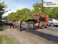 На Полтавщині ремонтують зруйноване покриття дороги, якою перевозять вантажі