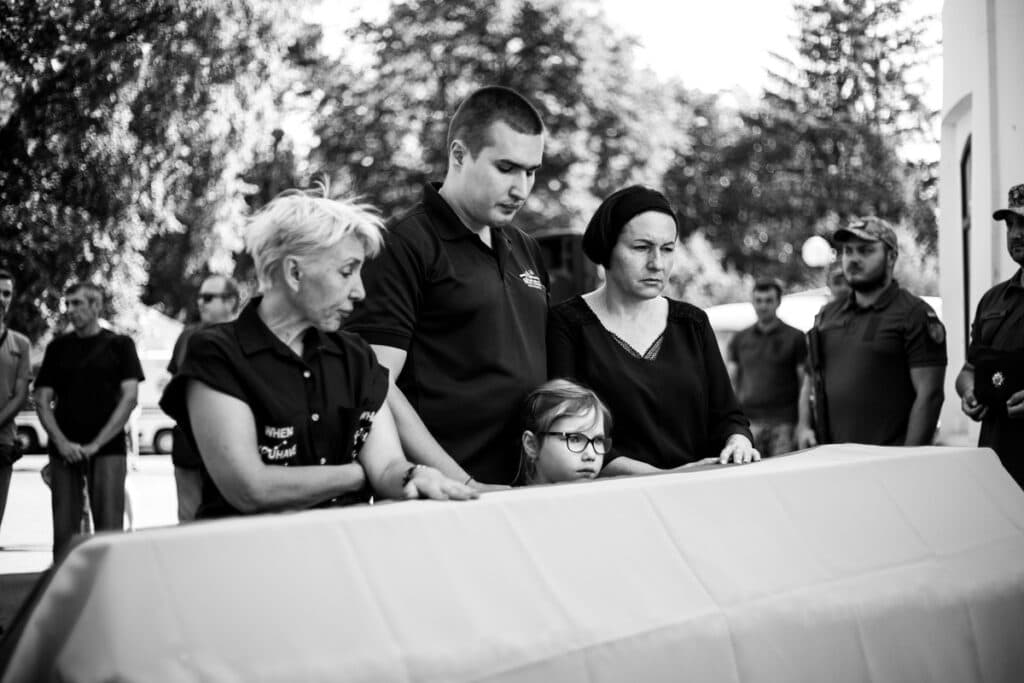 Рідні Олександра Карамана на прощанні з воїном