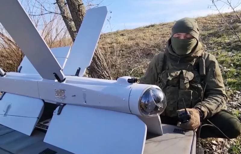 Російський окупант з їхнім БПЛА