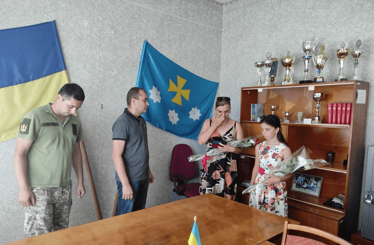 Родині воїна передають його посмертну нагороду