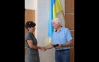 Воїн з Полтавщини місяць боровся за життя після поранення: сестрі захисника передали його посмертний орден