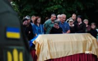 Рідні схилилися над домовиною героя. Полтава прощалася з полеглим на Луганщині навідником (ФОТОРЕПОРТАЖ)