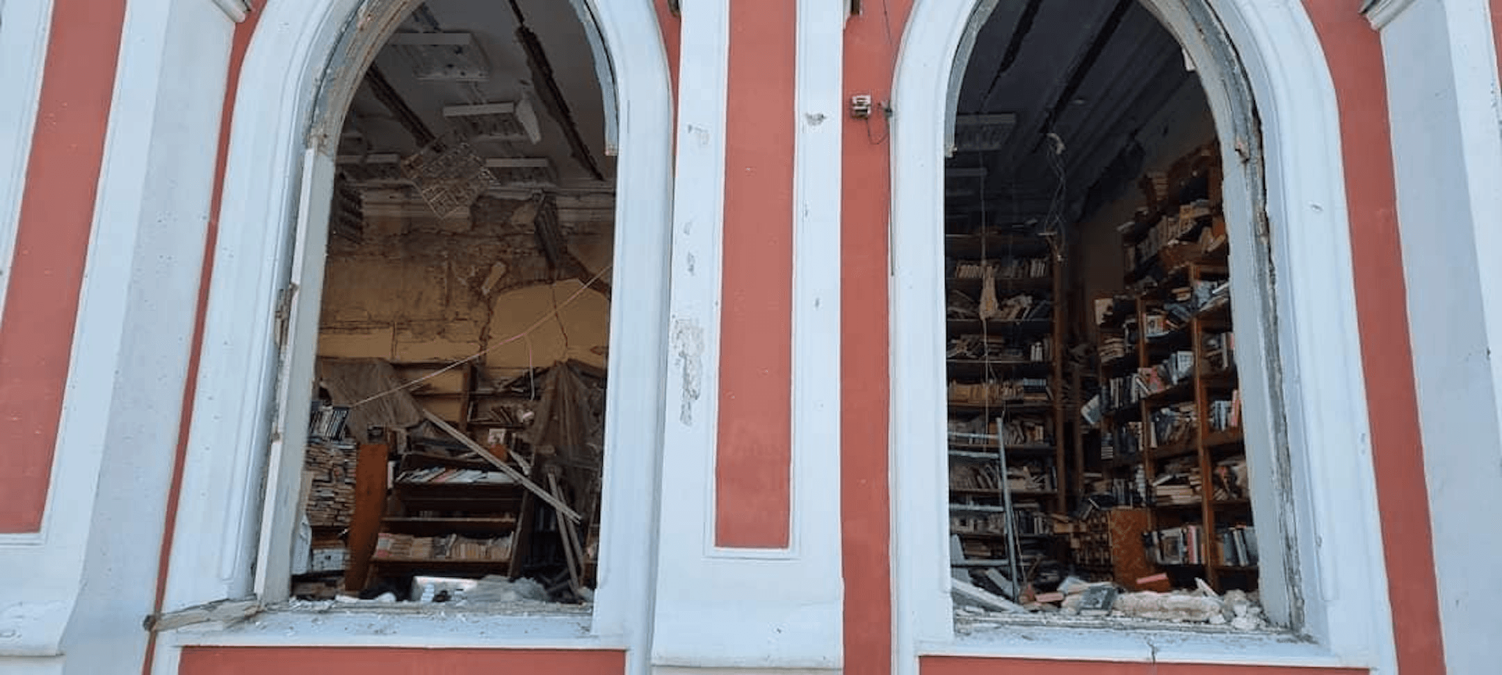 Ілюстративне фото. Пошкоджена обстрілом обласна юнацька бібліотека в Чернігові, що є пам’яткою архітектури