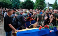 Сотні людей прощалися з шістьома вертолітниками під Полтавою (ФОТОРЕПОРТАЖ)