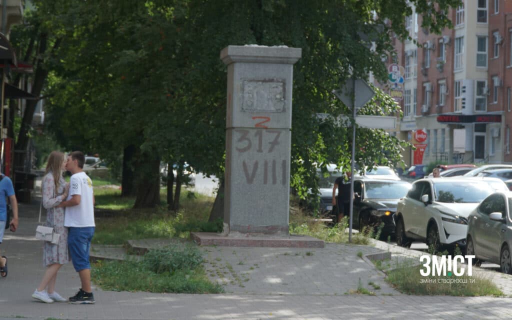 Основи знесених пам’ятників у Полтаві залишать, щоб не витрачатися на демонтаж