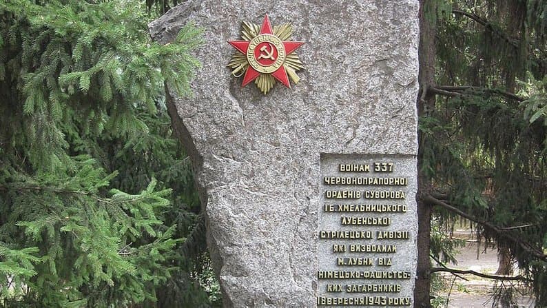 На Полтавщині знесли комуністичну зірку, яку місцеві обливали червоною фарбою
