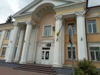 Серпи, молоти та зірки прибрали з будівлі суду на Полтавщині