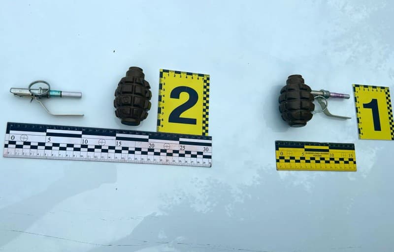 Вибухівку та зброю