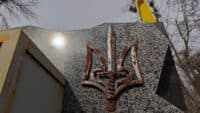 На заміні розбитої вандалами дошки пам’яті захисників у Полтаві можна зекономити 500 тисяч гривень