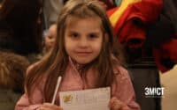 Діти у Полтаві пишуть листівки захисникам на новорічній виставі (ФОТОРЕПОРТАЖ)