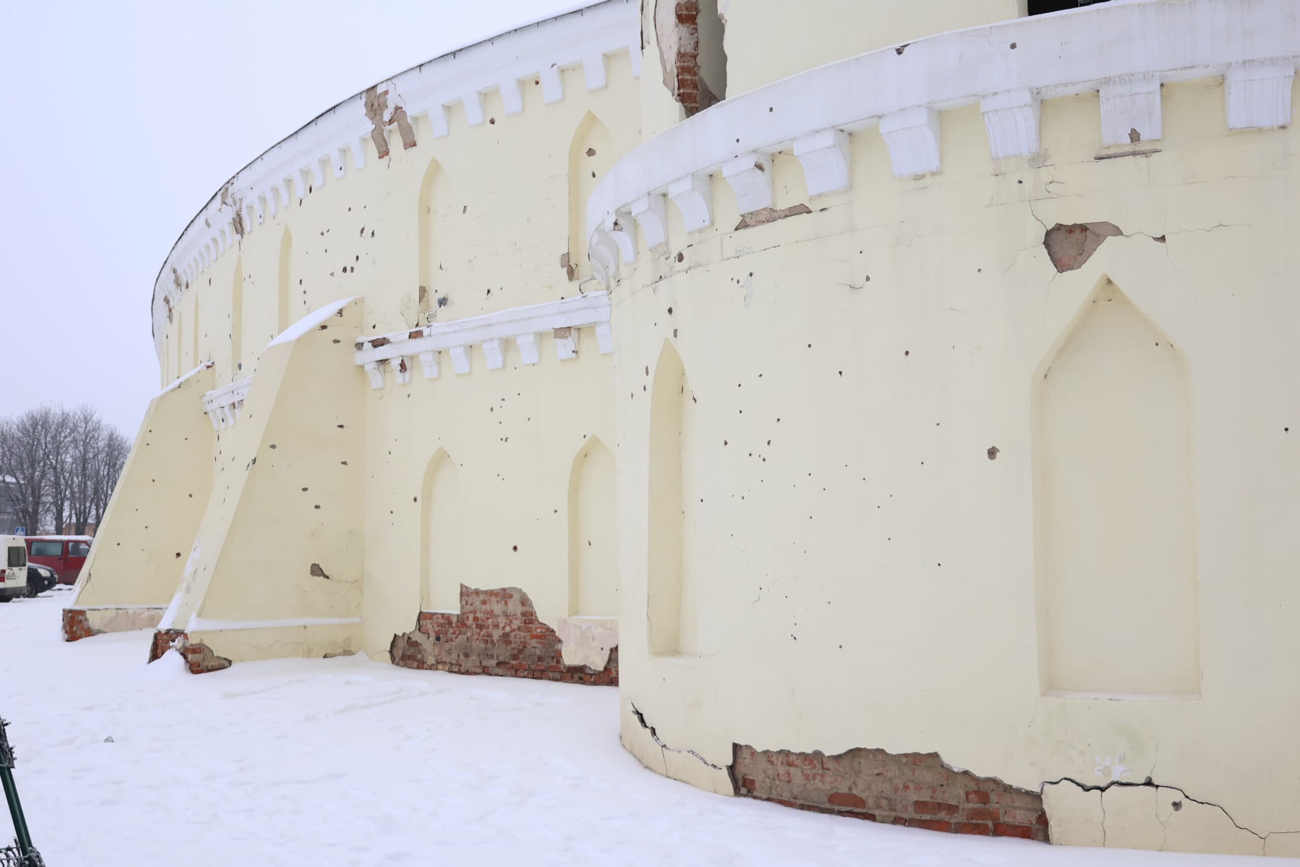 Як Тростянецька громада відновлює пам’ятку, яку росіяни використовували як гараж для техніки