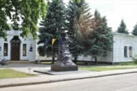 Чому памʼятник Петру І залишають у Полтаві