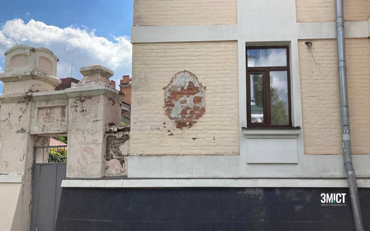 Ілюстративне фото. Мсіце демонтованої дошки в Полтаві