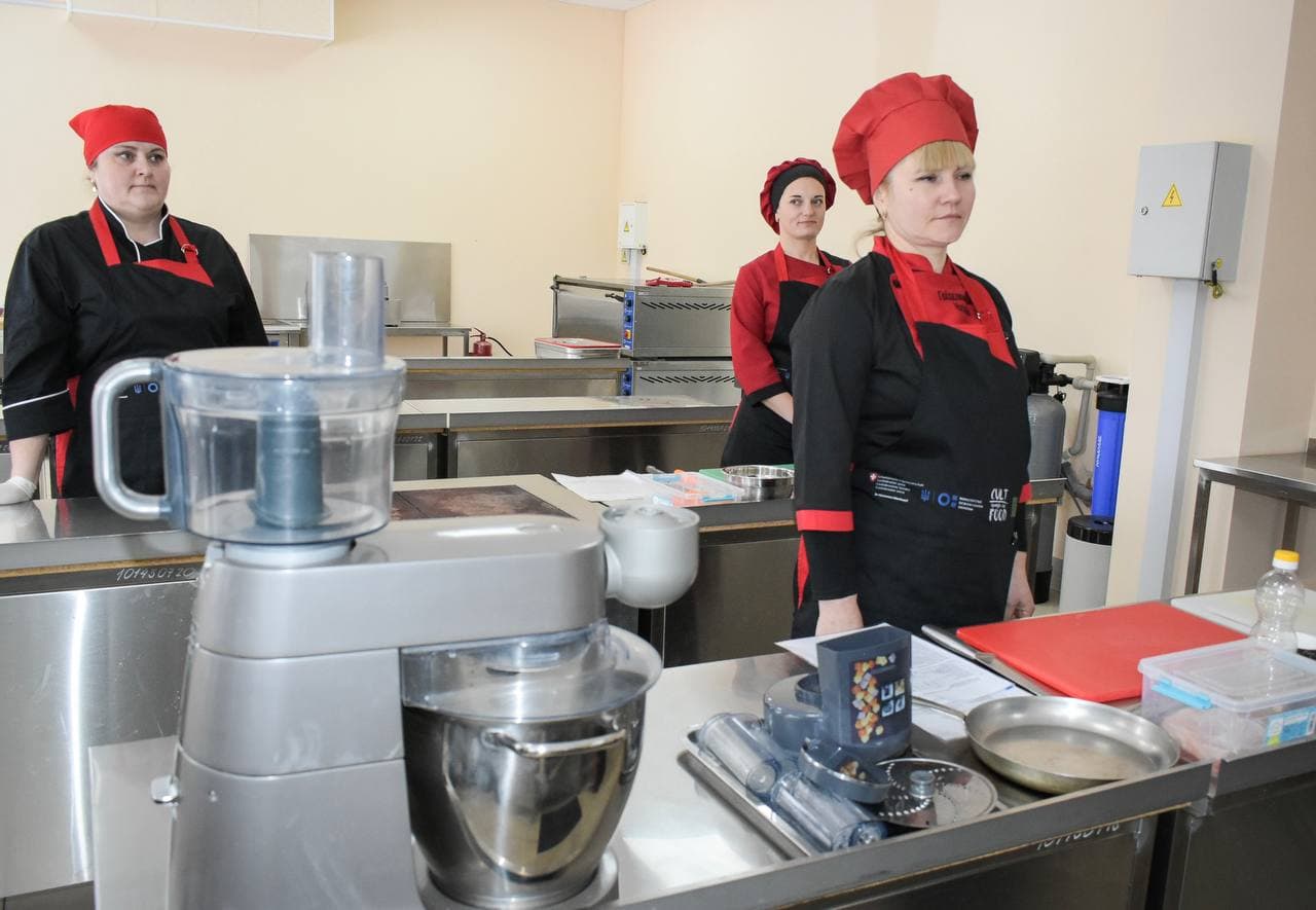 Навчання шкільних кухарів у кулінарному хабі