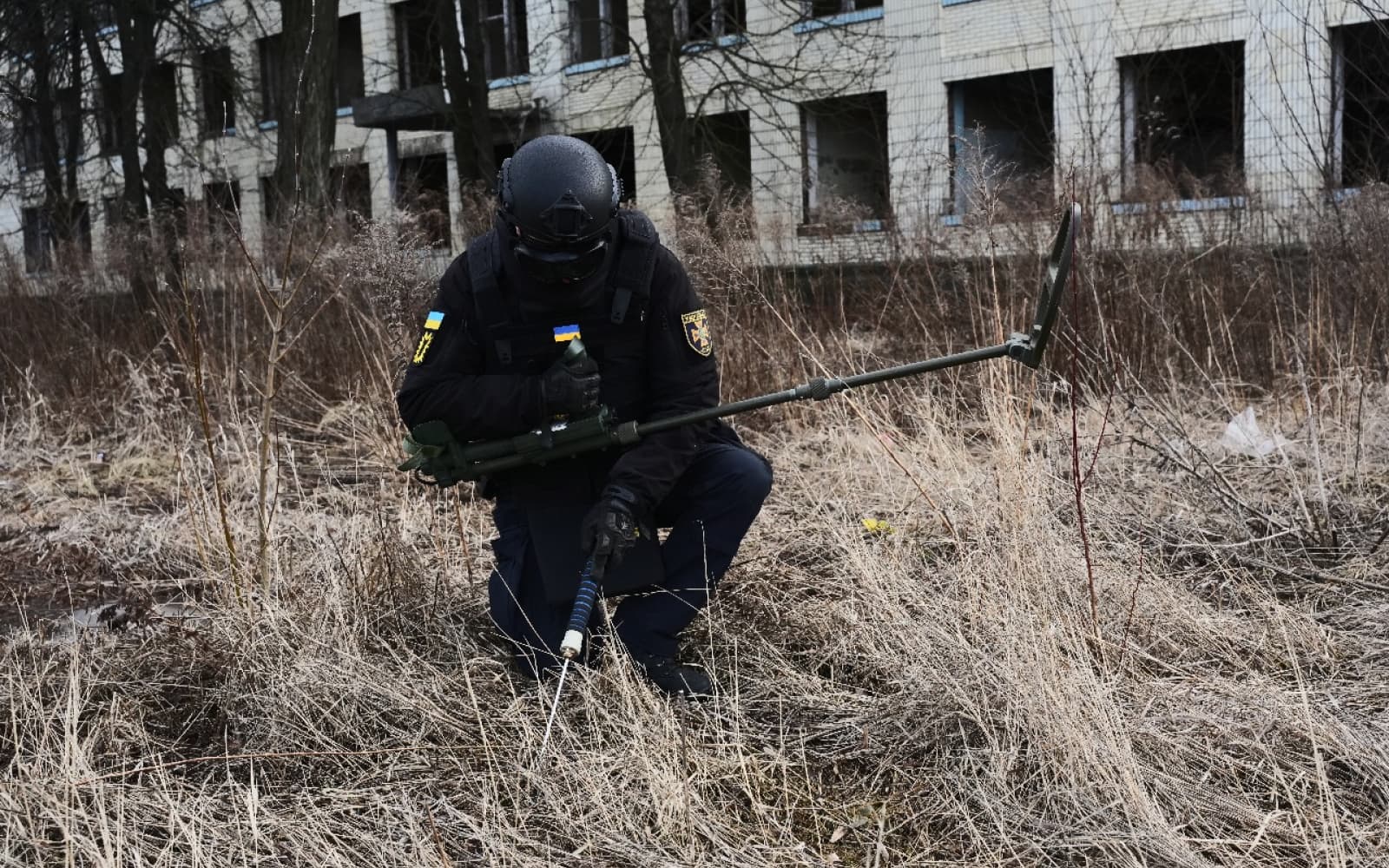 Життя біля мін. Як розміновують сусідню Сумщину після окупації