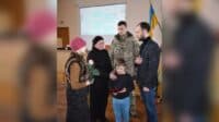 Рідні отримали орден похованого на Полтавщині воїна, який евакуював родину й пішов на фронт