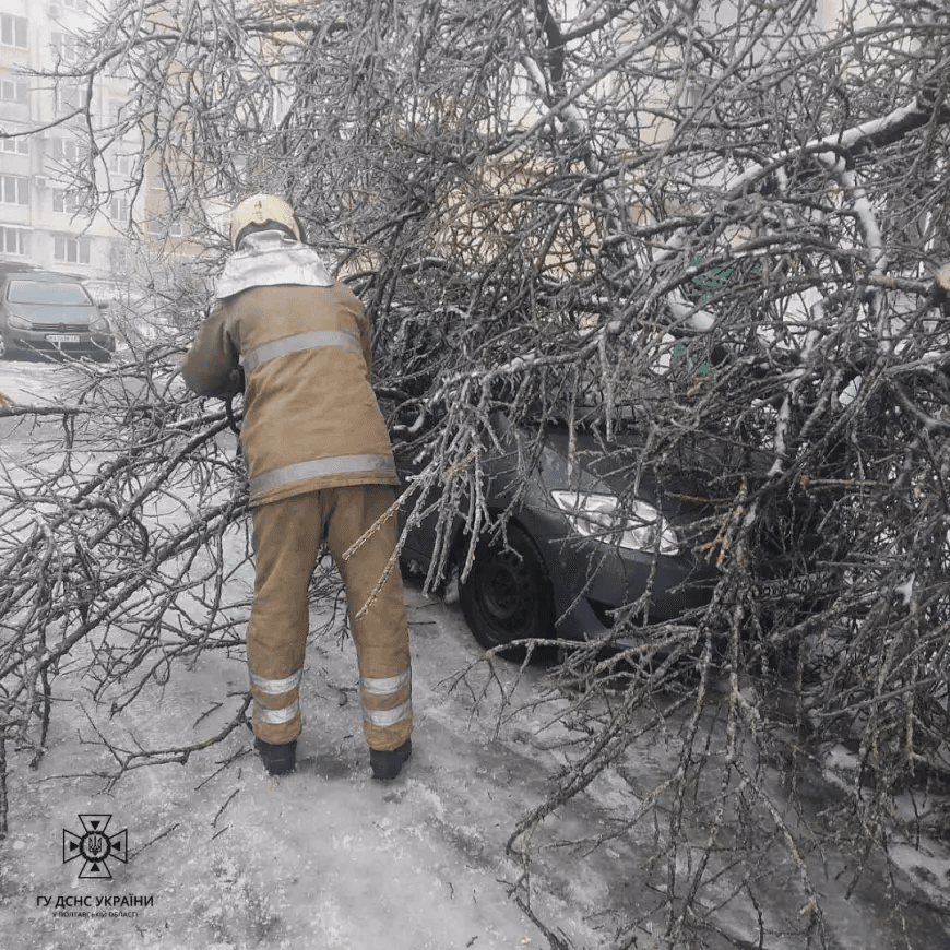 Падають дерева у Полтаві