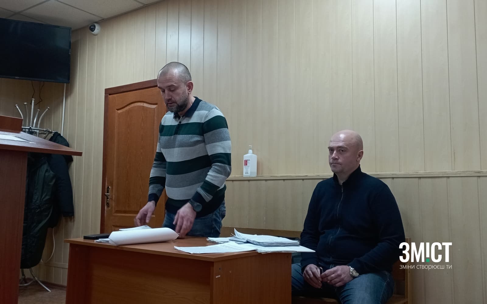 Адвокат Олександр Рябоконь та обвинувачений Ігор Скорик на засіданні суду 1 лютого