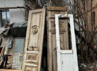 Полтавські активісти знайшли на смітнику старовинні двері й збирають гроші на реставрацію