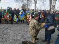 Матері передали прапор на могилі сина: в останню путь на Полтавщині провели танкіста