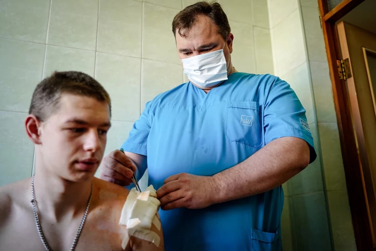 Медик проводить огляд пацієнта
