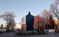 У Полтаві полотном накрили пам’ятник на місці відпочинку Петра I