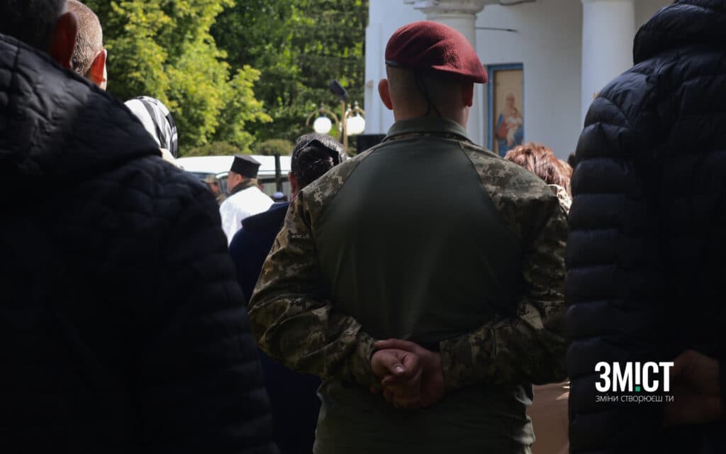 Український воїн прощається з побратимом