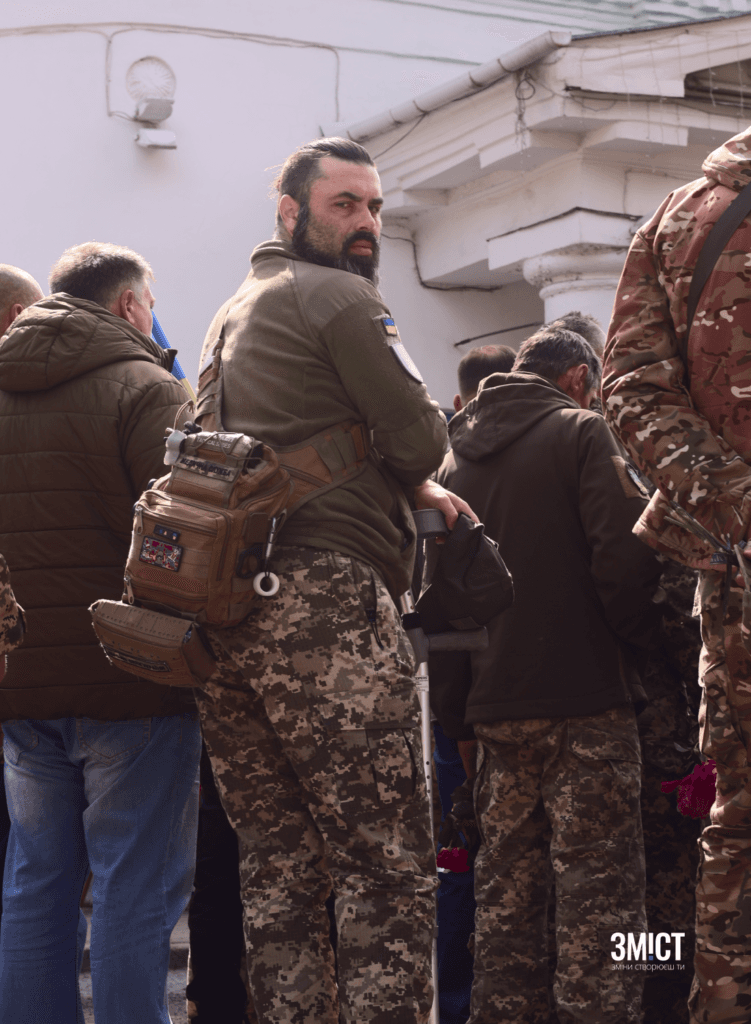 Український воїн прощається з побратимом