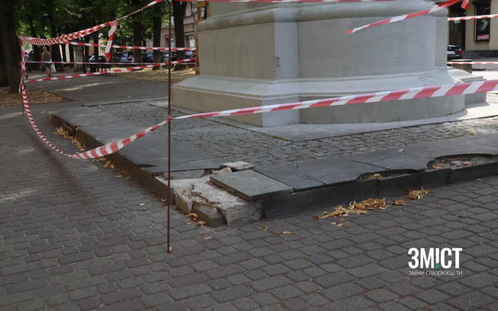 Ремонт основи пам'ятника Гоголю в Полтаві