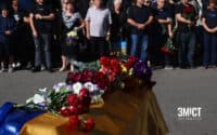 «Величезне горе охопило нашу Полтаву». Прощання з шістьма загиблими в Інституті звʼязку воїнами (ФОТО)