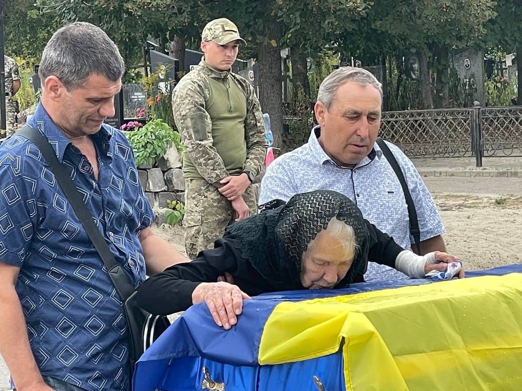 Рідні прощаються із загиблим захисником