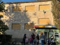 «Діти без вікон і по пів дня у сховищах». Понад 3 місяці дитячий садок у Полтаві – у черзі на відбудову