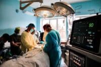 Нейрохірурги Полтави виконали першу операцію з новим мікроскопом від Японії (ФОТО)