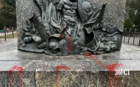 Монумент Слави в центрі Полтави облили червоною фарбою