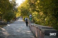 Полтава вбирається у жовте: фоторепортаж з осіннього міста