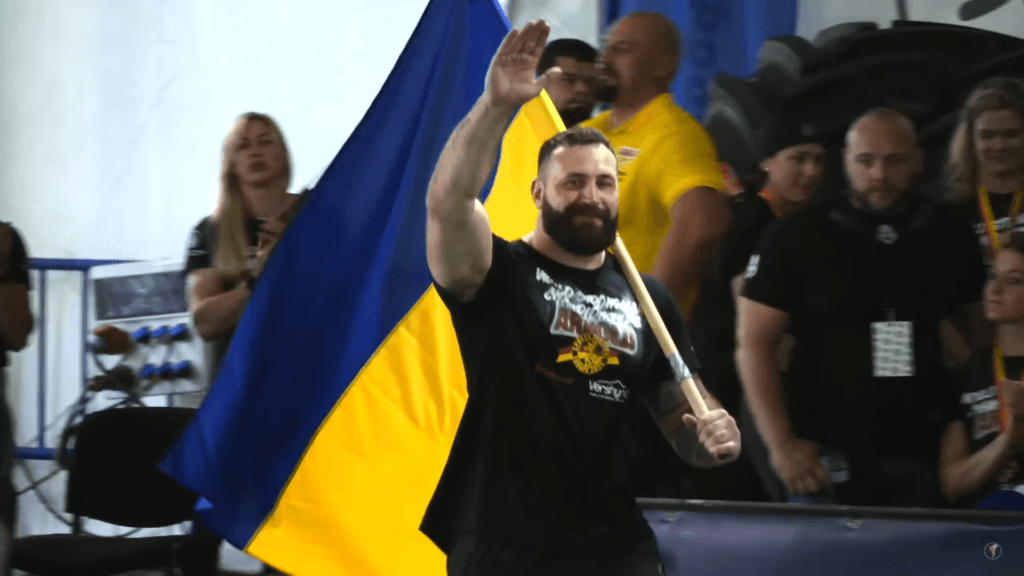 Вихід Сергія Стратічука під час церемонії нагородження. Скриншот з транляції. 