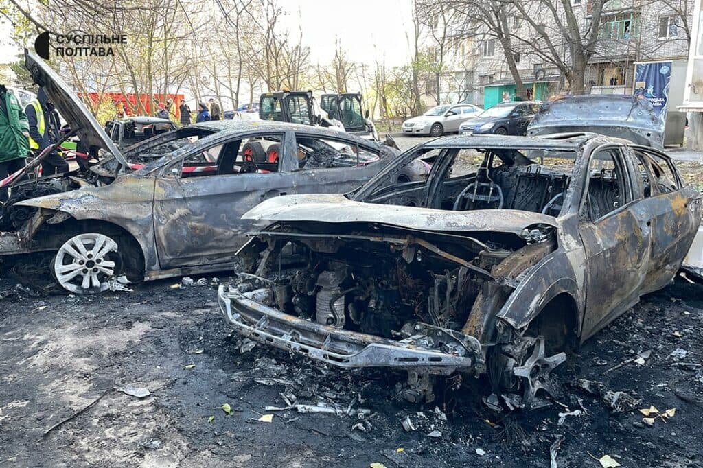 Після балістичного удару по цивільним у Кременчуці медики рятують людину, а комунальники оцінюють збитки