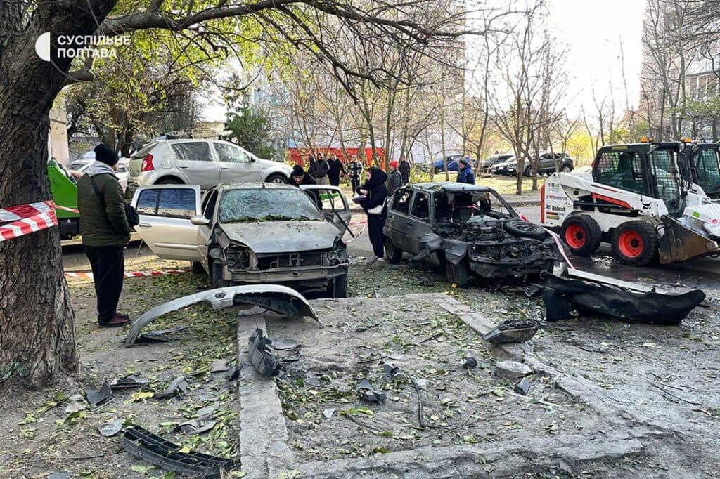 Після балістичного удару по цивільним у Кременчуці медики рятують людину, а комунальники оцінюють збитки